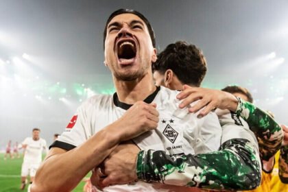 Kevin Diks cetak gol debut Bundesliga untuk Monchengladbach dalam kemenangan 3-1 atas Koln.