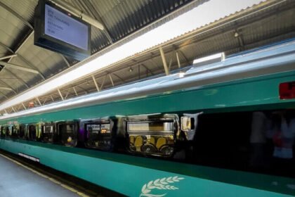 KAI menyiapkan tiket promo dan armada tambahan untuk melayani lonjakan penumpang libur Nataru.