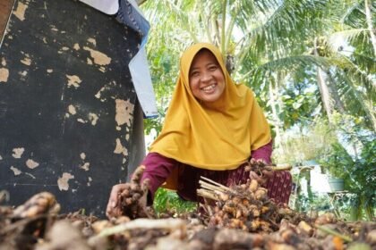 Melalui program pemberdayaan, PT Permodalan Nasional Madani (PNM) hadir bukan sekadar sebagai lembaga pembiayaan, melainkan sebagai gerakan sosial yang memungkinkan ibu-ibu prasejahtera menjadi pahlawan di rumah tangga mereka dan mengangkat kondisi ekonomi keluarga mereka menjadi sejahtera melalui wirausaha.