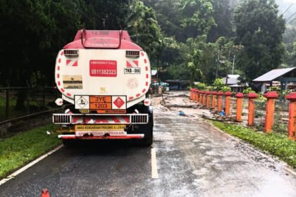 Pertamina mengerahkan armada darat, laut, dan udara untuk memastikan distribusi energi tetap berjalan di wilayah Sumatera yang terisolasi banjir.
