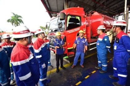 Pertamina Rewulu memperketat distribusi energi untuk menjaga pasokan BBM, Avtur, dan LPG jelang libur Natal 2025 dan Tahun Baru 2026.