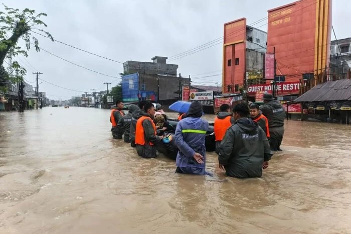 Petugas gabungan berkoordinasi mengevakuasi korban banjir Sumut. (Foto: @poldasumut)