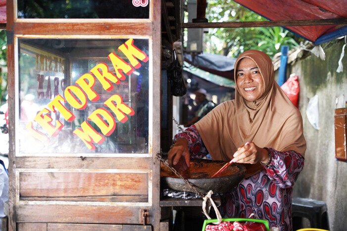 Tak Berjubah, Tapi Berjuang: Ibu-Ibu Mekaar, Pahlawan Ekonomi Keluarga Indonesia 2 Tak Berjubah, Tapi Berjuang: Ibu-Ibu Mekaar, Pahlawan Ekonomi Keluarga Indonesia