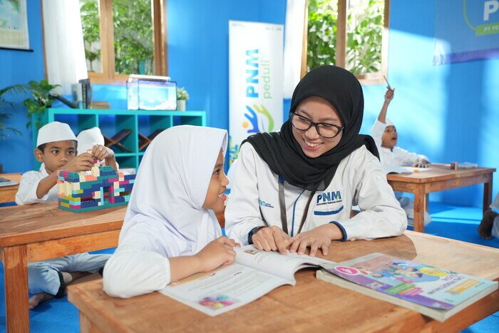 Program PNM memberdayakan puluhan ribu lulusan SMA/SMK menjadi agen ekonomi kerakyatan yang membantu jutaan keluarga keluar dari kemiskinan.