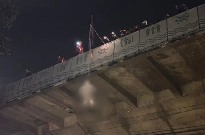 Petugas evakuasi jasad pria muda berinisial KW yang ditemukan gantung diri di Flyover Pasupati, Bandung.
