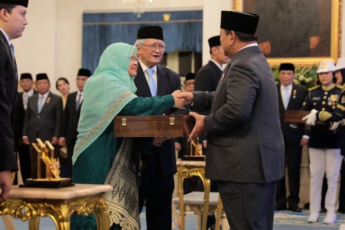 Rahmah El Yunusiyah resmi dianugerahi gelar Pahlawan Nasional 2025 atas perjuangannya memperjuangkan pendidikan perempuan di Indonesia.