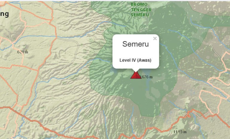 Awan panas Gunung Semeru tertangkap kamera CCTV PVMBG meluncur ke arah selatan–tenggara sesaat setelah status dinaikkan menjadi Level IV Awas.