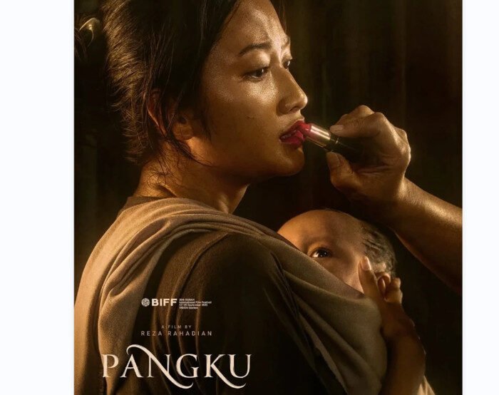 Film ‘Pangku’ sukses memenangkan Piala Citra 2025 di FFI, menyoroti perjuangan ibu tunggal dan pendidikan anak, dengan Reza Rahadian terharu menerima penghargaan prestisius ini.