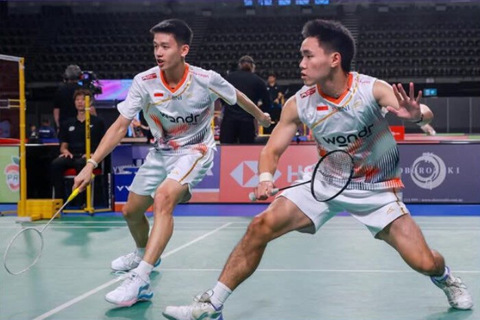 Kejutan besar tercipta di Australia Open 2025 ketika duet muda Indonesia, Raymond Indra/Nikolaus Joaquin, menumbangkan unggulan ketiga asal Malaysia dan mengamankan tiket semifinal perdana BWF Super 500 mereka.