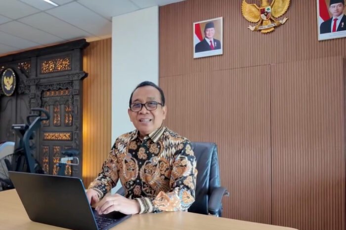 Menko PMK Pratikno menegaskan bahwa pembangunan manusia harus selaras dengan percepatan teknologi kecerdasan buatan.