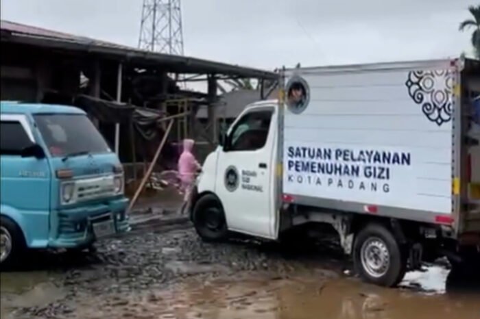 Mobil SPPG Padang menembus hujan deras untuk mengirim Makan Bergizi Gratis ke posko pengungsian.