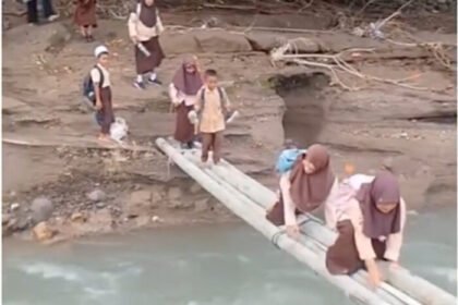 Prabowo keluarkan instruksi darurat untuk memastikan siswa di pelosok tidak lagi mempertaruhkan nyawa saat menuju sekolah.