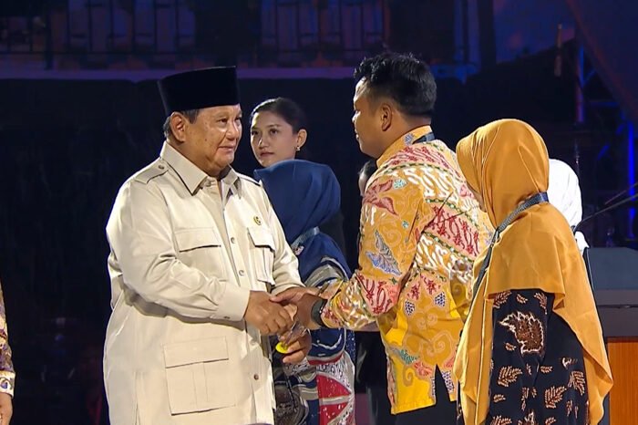 Guru SDN Embacang Lama, Koko Triantoro, bersyukur atas perhatian Presiden Prabowo terhadap pendidikan 3T dan rencana pembangunan jembatan bagi siswa.