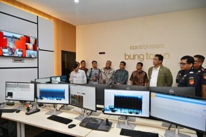 Menkeu Purbaya Yudhi Sadewa memeriksa kontainer impor di Pelabuhan Tanjung Perak, Surabaya, dan menemukan kejanggalan harga barang yang berpotensi merugikan negara.
