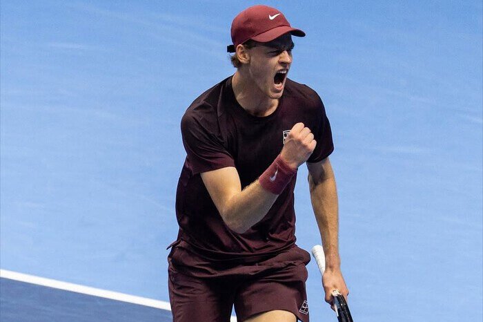 Jannik Sinner tampil luar biasa di ATP Finals 2025 Turin setelah menaklukkan Alexander Zverev dua set langsung.