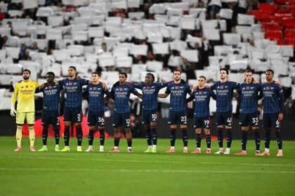 Arsenal harus puas berbagi angka setelah Sunderland memaksakan hasil imbang 2-2 lewat gol dramatis di masa tambahan waktu, mengakhiri tren kemenangan beruntun The Gunners di Liga Inggris.