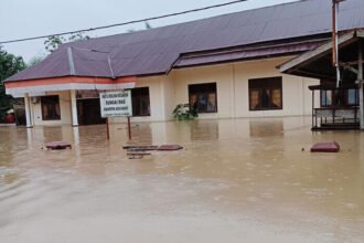 Banjir Aceh yang merendam ribuan rumah, memutus akses desa, dan memaksa evakuasi besar-besaran selama 26–27 November 2025.