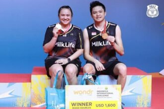 Bobby Setiabudi dan Melati Daeva Oktavianti berdiri di podium juara Indonesia International Challenge 2025 di GOR Amongrogo, Yogyakarta.