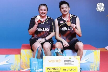 Bobby Setiabudi dan Melati Daeva Oktavianti berdiri di podium juara Indonesia International Challenge 2025 di GOR Amongrogo, Yogyakarta.