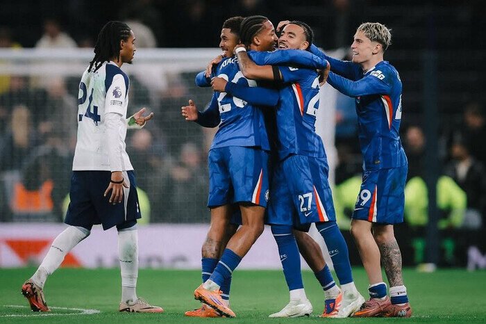 Pemain Chelsea melakukan selebrasi usai Joao Pedro rayakan gol tunggal Chelsea ke gawang Tottenham dalam Derby London penuh gengsi.