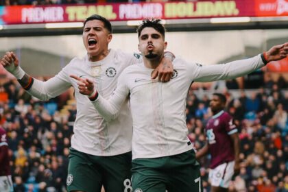 Pedro Neto merayakan gol untuk Chelsea dalam laga Liga Inggris, momen yang kembali terulang ketika The Blues menaklukkan Burnley 2-0 di Turf Moor.