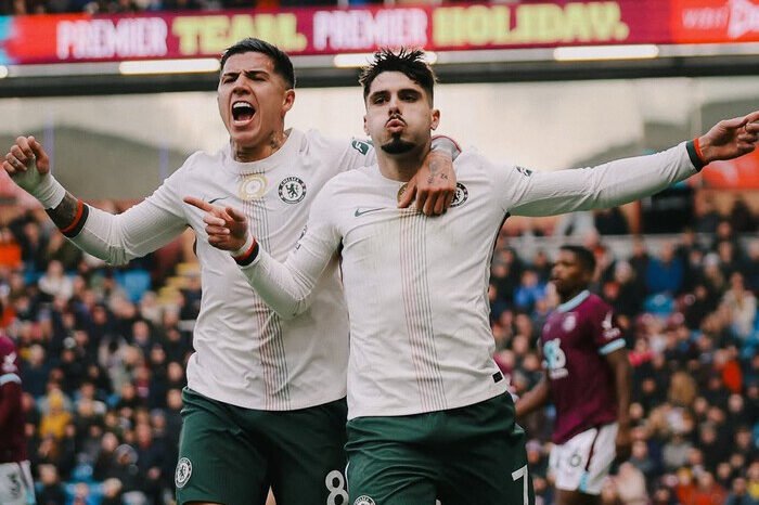 Pedro Neto merayakan gol untuk Chelsea dalam laga Liga Inggris, momen yang kembali terulang ketika The Blues menaklukkan Burnley 2-0 di Turf Moor.