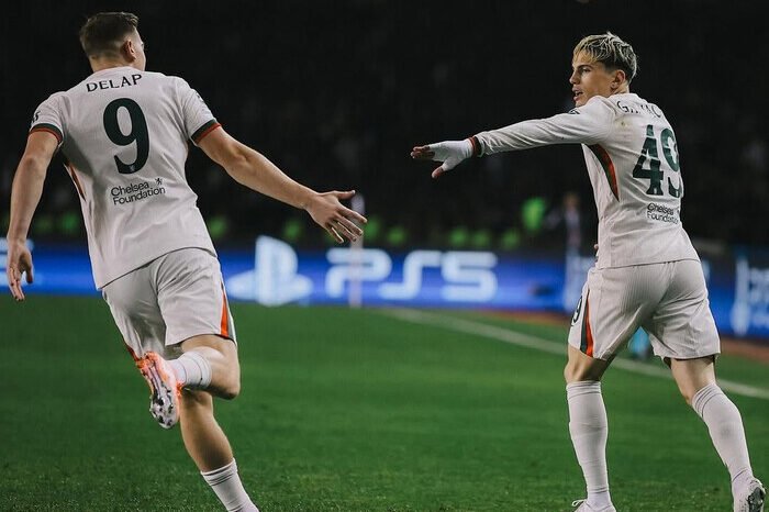 Alejandro Garnacho rayakan gol penyama kedudukan yang selamatkan Chelsea dari kekalahan di markas Qarabag, Liga Champions 2025/2026.