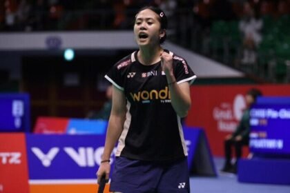 Ni Kadek Dhinda Amartya Pratiwi harus menghentikan langkah di semifinal Korea Masters 2025 setelah kalah dari Chiu Pin-Chian. Meski terkendala cedera kaki, Dhinda tetap bertekad tampil maksimal di Kumamoto Masters Super 500 mendatang.