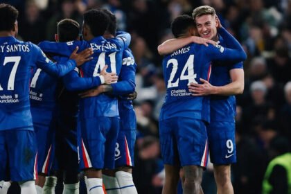 Selebrasi Liam Delap usai mewujudkan mimpi mencetak gol ke gawang Barcelona di malam penuh euforia Stamford Bridge.
