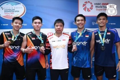 Fajar/Fikri bersama Raymond/Joaquin berdiri di podium Australian Open 2025 setelah menyelesaikan final yang menghadirkan babak baru regenerasi ganda putra Indonesia.