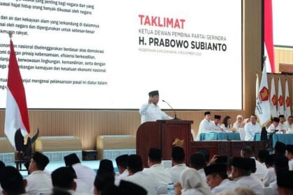 Prabowo Subianto beri arahan kebijakan pro-rakyat kepada seluruh kader Gerindra di Hambalang, Jawa Barat, Sabtu (8/11/2025).