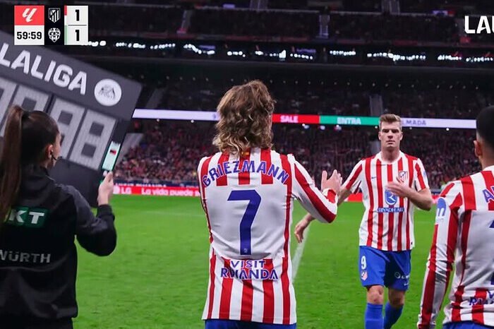 Antoine Griezmann star dari bangku cadangan di babak kedua saat skor imbang 1-1. Ia berhasil membalikkan keadaan dengan mencetak dua gol untuk kemenangan Atletico Madrid 3-1 atas Levante. (Foto: @laliga)