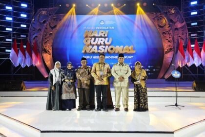 Presiden Prabowo Subianto menyerahkan penghargaan kepada tiga guru inspiratif dalam puncak peringatan Hari Guru Nasional 2025 di Indonesia Arena GBK.