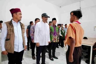 Menteri Sosial Gus Ipul berdialog dengan siswa disabilitas di SRMP 28 Kota Pasuruan.