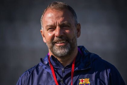 Hansi Flick tegaskan Barcelona tetap percaya pada sistem pertahanan tinggi meski hasil belum memuaskan di Liga Champions.