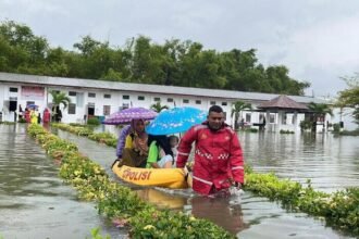 Petugas Kemenimipas mengevakuasi Warga Binaan dan mengamankan dokumen penting di area UPT yang terdampak banjir.
