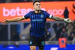 Lautaro Martinez kembali jadi pembeda saat Inter Milan menaklukkan Lazio 2-0 dan merebut puncak klasemen Liga Italia.