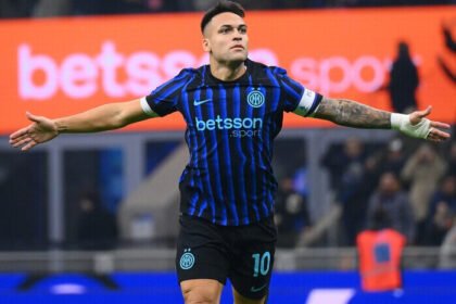 Lautaro Martinez kembali jadi pembeda saat Inter Milan menaklukkan Lazio 2-0 dan merebut puncak klasemen Liga Italia.
