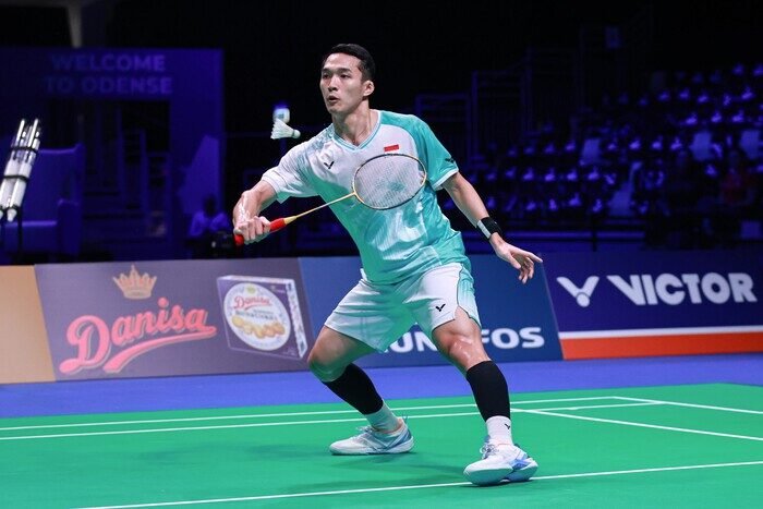 Jonatan Christie tampil gemilang di perempat final Hylo Open 2025 setelah mengalahkan wakil India Kiran George. Laga syarat dendam menanti di semifinal.