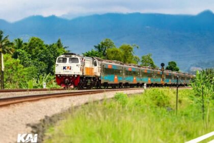 KAI mempersiapkan total 7.982 perjalanan kereta untuk mendukung mobilitas nasional pada masa Angkutan Natal dan Tahun Baru 2025 dengan pelayanan yang diperkuat di seluruh stasiun utama.