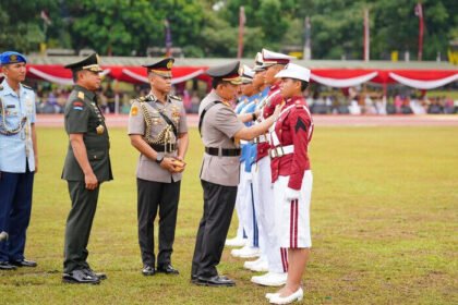 Kapolri Jenderal Listyo Sigit Prabowo dan Panglima TNI Jenderal Agus Subiyanto saat memimpin upacara wisuda taruna di Lapangan Sapta Marga Akmil, Magelang.