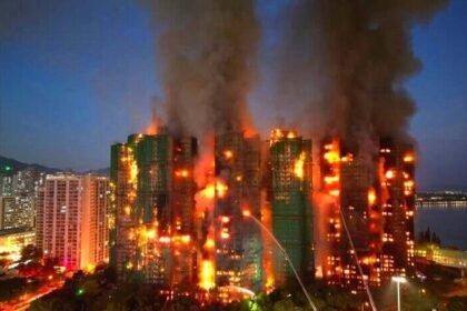 Kebakaran hebat Wang Fuk Court menewaskan 7 pekerja migran Indonesia dan melukai puluhan lainnya, memicu tanggap darurat berskala besar.