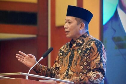 Menteri Koperasi Ferry Juliantono berbicara di hadapan peserta Temu Mitra LPDB yang membahas penguatan ekosistem ekonomi desa berbasis koperasi.