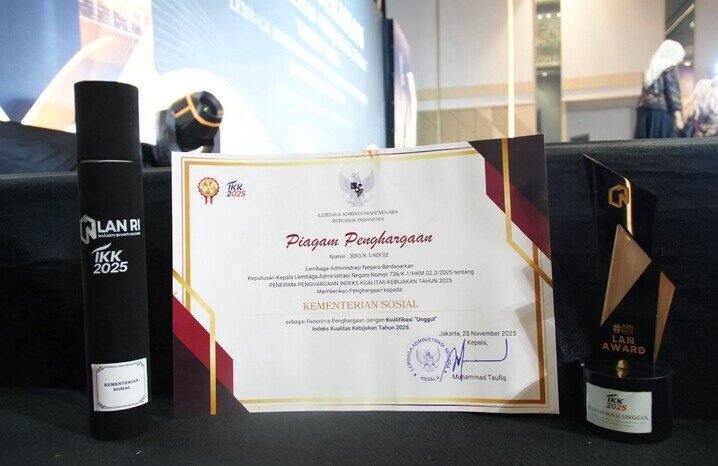 Penghargaan Kualifikasi 'Unggul' yang diterima Kementerian Sosial dalam Indeks Kualitas Kebijakan (IKK) Tahun 2025 dari LAN RI di Hotel Novotel, Surabaya, Selasa (25/11/2025). Penghargaan diterima oleh Plt. Kepala Biro Perencanaan Budi Satriyo dan Plt. Kepala Biro Organisasi dan Sumber Daya Manusia (OSDM) Afrizon Tanjung, yang hadir mewakili Menteri Sosial Saifullah Yusuf (Gus Ipul).