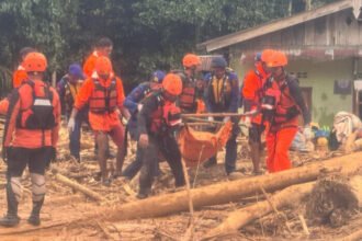 Tim SAR gabungan terus berupaya mengevakuasi korban banjir dan longsor di Sibolga-Tapteng meski infrastruktur rusak parah.