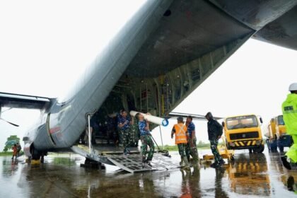 Hercules TNI AU mendarat di Aceh membawa material tower darurat untuk pemulihan listrik pascabanjir.