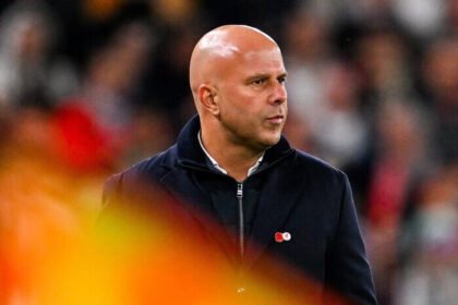 Arne Slot tetap kalem menghadapi tekanan meski Liverpool terpuruk di Liga Inggris dan Liga Champions.