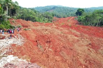 BMKG ungkap penyebab longsor di Cilacap yang dipicu hujan beruntun, tanah jenuh air, dan kondisi atmosfer tak stabil, lengkap dengan peringatan dini cuaca ekstrem.