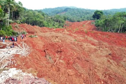 BMKG ungkap penyebab longsor di Cilacap yang dipicu hujan beruntun, tanah jenuh air, dan kondisi atmosfer tak stabil, lengkap dengan peringatan dini cuaca ekstrem.