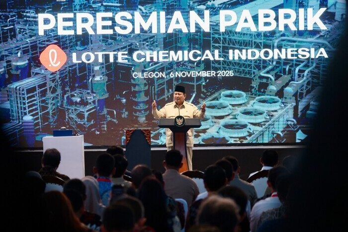 Resmikan Investasi LOTTE Rp62 T di Cilegon, Presiden Prabowo: Ini Bukti Kepercayaan Dunia pada Indonesia 1 Presiden Prabowo Subianto saat meresmikan investasi LOTTE Chemical Indonesia senilai Rp62 triliun di Cilegon, simbol kepercayaan global terhadap ekonomi nasional.